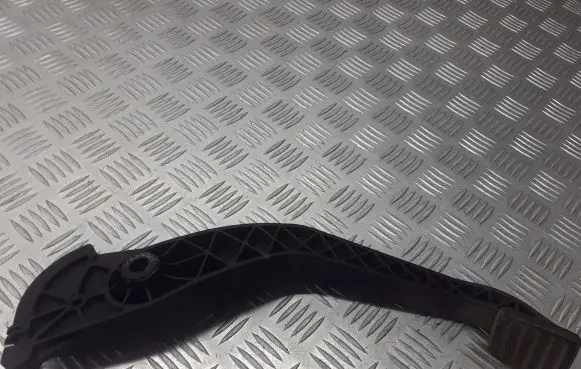 Dacia Logan I Accelerator throttle pedal bracket 11218223