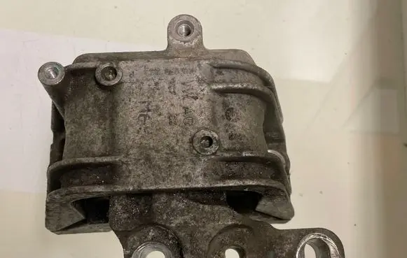 Volkswagen PASSAT B6 Engine mount bracket 1K0199262