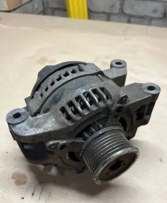 Toyota Avensis T250 Generator/alternator 195568090