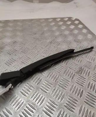 Rear wiper blade arm