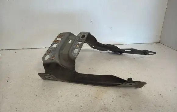 Volkswagen Tiguan Fender mounting bracket 5NA821136B 5N1821136B