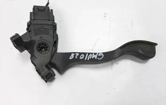 Accelerator throttle pedal