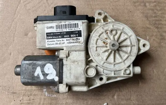 BMW X3 E83 Front door window regulator motor 6925964