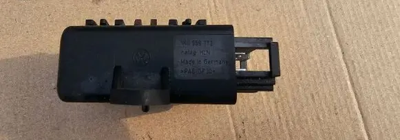 Volkswagen PASSAT B6 Seat heating relay 1k0959772