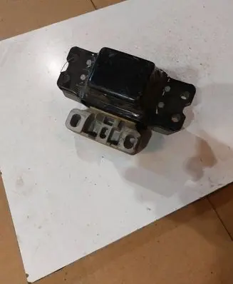 Volkswagen Touran I Engine mount bracket 1K0199555