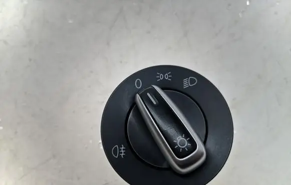 Volkswagen Golf VI Light switch