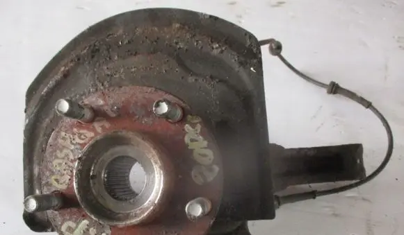Nissan Qashqai+2 Front wheel hub spindle knuckle