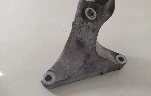 Subaru Outback Engine mounting bracket