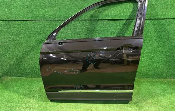 Volkswagen Tiguan Front door 5NA831311C