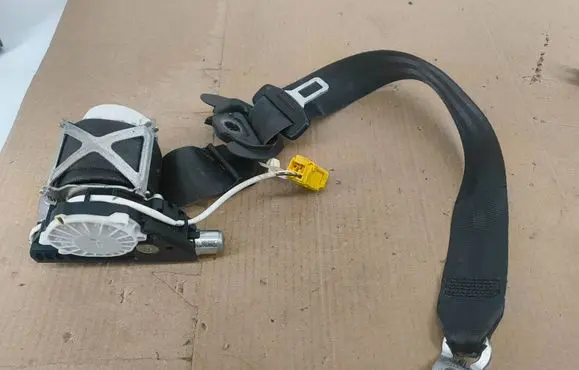 Volkswagen PASSAT B7 Front seatbelt 34077660 3C1857706R YD41906811W