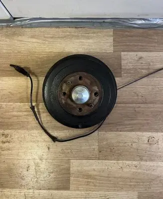 Rear wheel hub spindle/knuckle