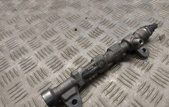 Opel Insignia A Fuel distributor 0445214221