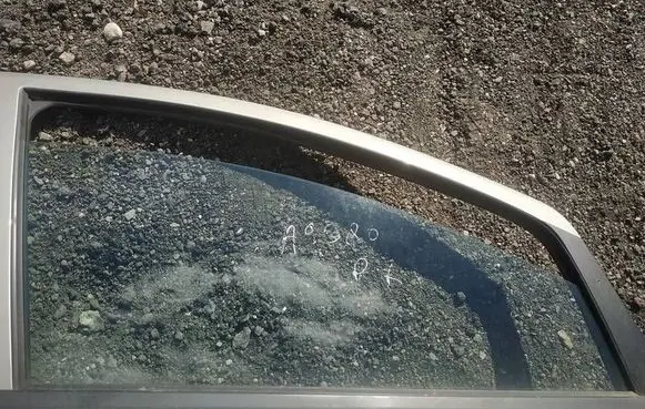 Fiat Grande Punto Front door window glass four-door as2