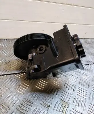 BMW 5 E39 Power steering pump 928100271