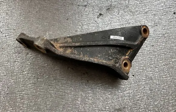 Mitsubishi Pajero Engine mount bracket MD138823