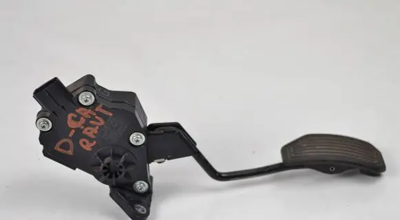 Toyota RAV 4 (XA30) Accelerator throttle pedal 7811042030 1988007280 08H02B00021