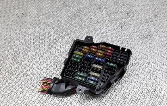 Audi A4 S4 B7 8E 8H Fuse module 8D1941824