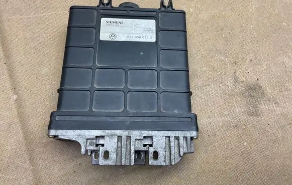 Volkswagen PASSAT B4 Engine control unit/module 037906025G