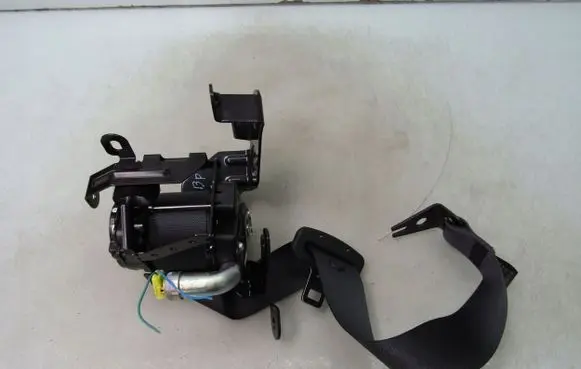 Mazda 3 Rear seatbelt BGJ350087K S404YDB270411