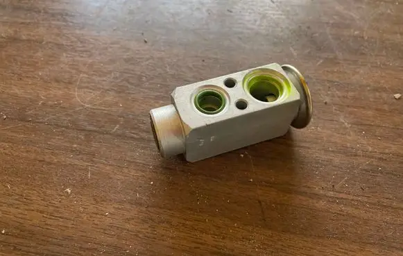 BMW 5 E39 Air conditioning (A/C) expansion valve 8371459
