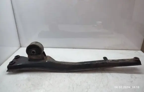 Peugeot 4007 Engine mount bracket