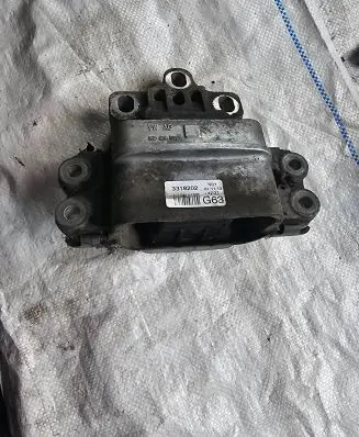 Volkswagen PASSAT B7 Engine mount bracket 1K0199555