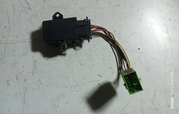 Volkswagen Caddy Seat heating relay 1K0959772