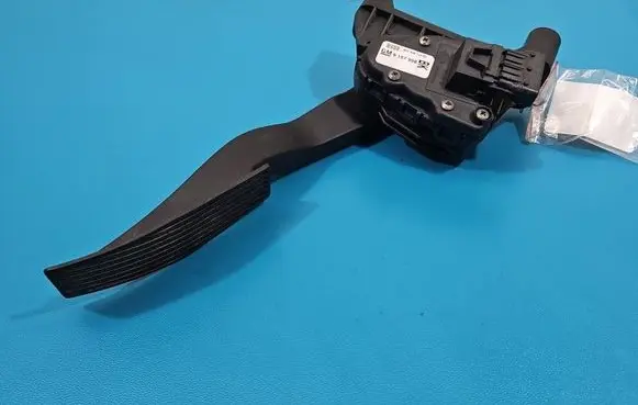 Accelerator throttle pedal