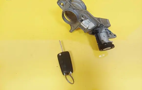 Opel Zafira B Ignition lock 2421430