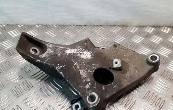 BMW 1 E81 E87 Engine mounting bracket 6775041