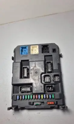 Citroen C4 II Picasso Fuse module 22661F01 10501698 PRT0678001