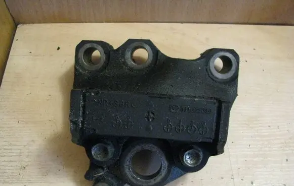 Mazda 6 Engine mounting bracket DB2W39081