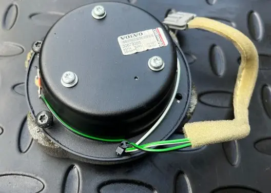 Front door high frequency speaker