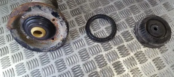 Ford Mondeo MK II Coil spring mount 