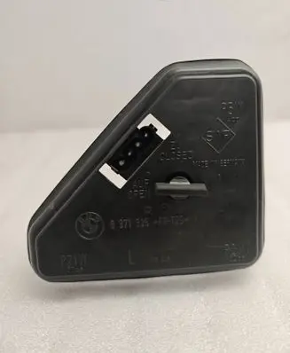 BMW 5 E39 Tail light bulb cover holder 8371325 393405