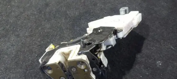 Nissan Primera Rear door lock 8255350j00 89-a522