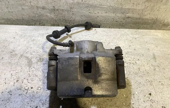 Chrysler 200 Front brake caliper