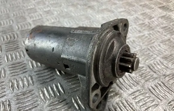 Volkswagen Golf IV Starter motor 001121006