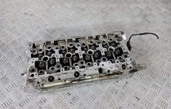 Volkswagen PASSAT B8 Engine head 04L103373E