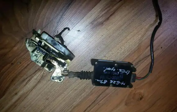 Mazda 626 Rear door lock 8300003690