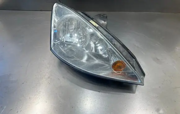 Ford Focus Headlight/headlamp 2M5113W029BF