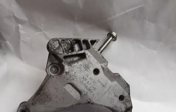 Volkswagen Tiguan Engine mounting bracket 03L199207