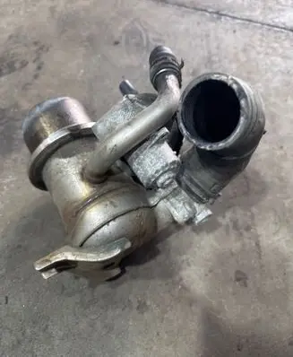 Volkswagen Golf VII EGR valve cooler 04L131512D Y2392004 100002