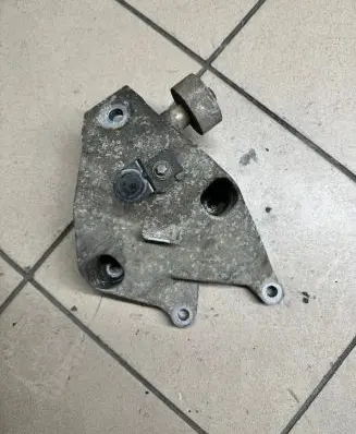 BMW 7 G11 G12 Engine mounting bracket 18574710