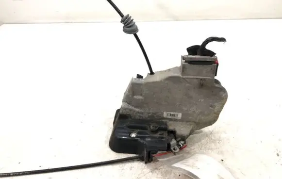 Volvo V50 Front door lock 30753663