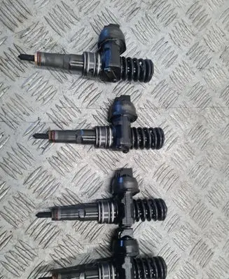 Volkswagen Touran I Fuel injectors set 038130073AG