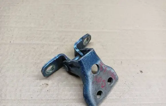 Mitsubishi Space Star Front door lower hinge 