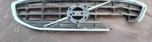 Volvo V40 Front bumper upper radiator grill 31353121