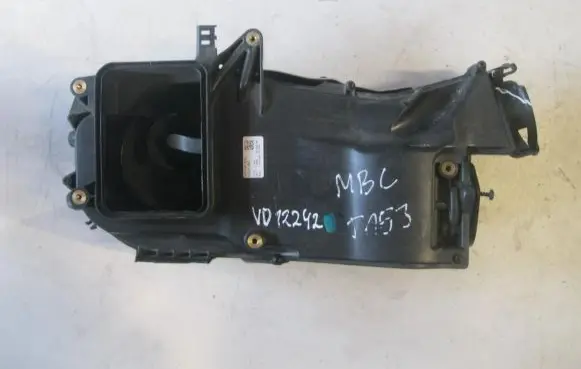 Mercedes-Benz C AMG W205 Air filter box A6510902501 VD12242DEFEKTAS