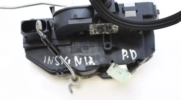Opel Insignia A Front door lock 